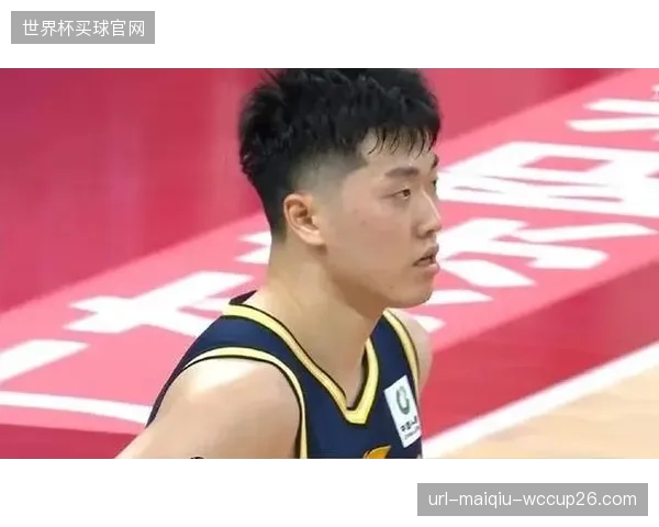 张皓嘉在季后赛次战扮演奇兵角色，他的大心脏投篮将系列赛拖入决胜局。